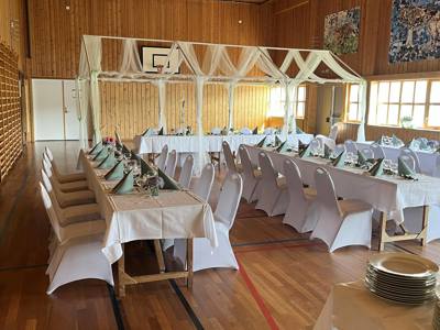 Gymsalen pyntet til fest 